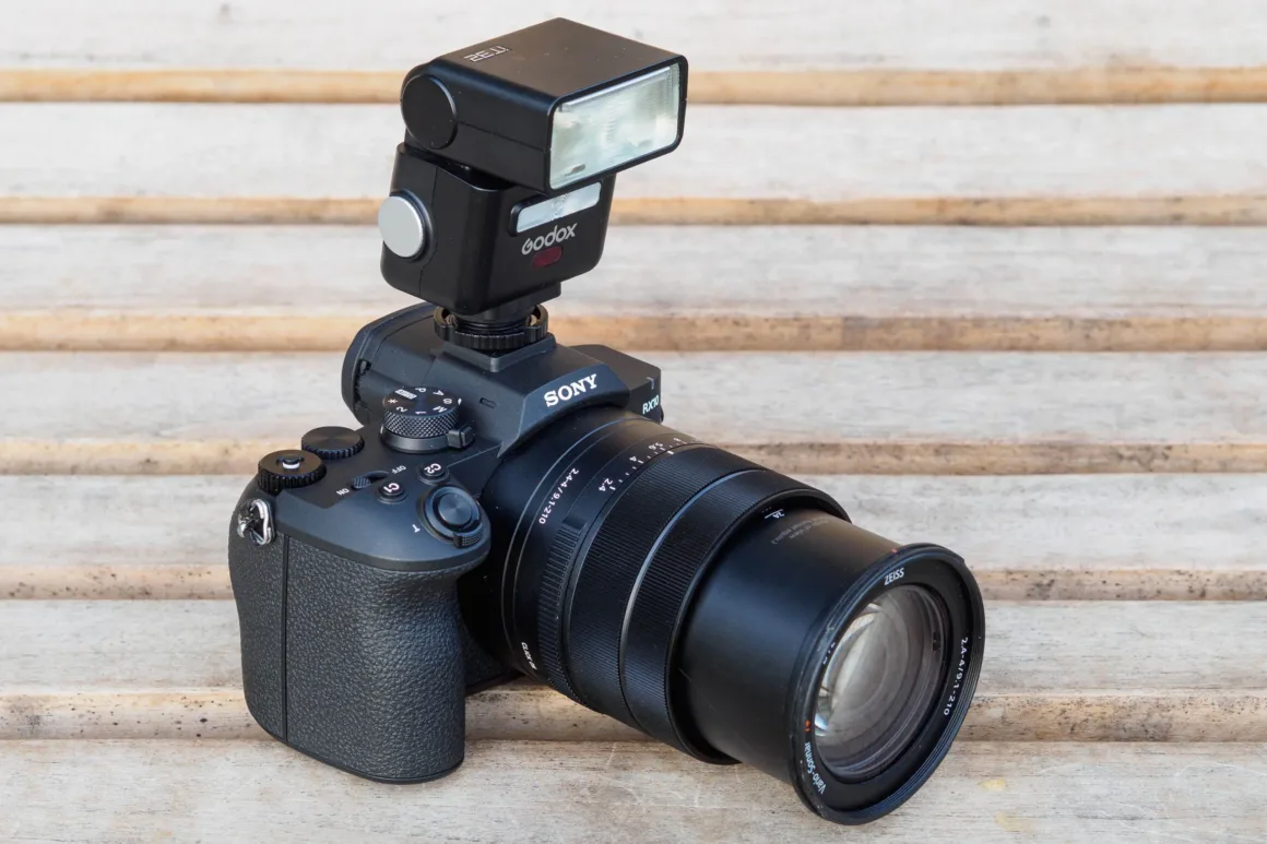 Sony RX10 V İncelemesi – Köprü Fotoğraf Makinelerinin Kralı Geri Döndü 25 Sony RX10 V with Godox iT32 flash.