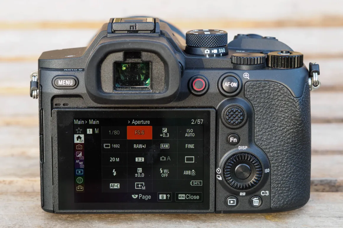 Sony RX10 V İncelemesi – Köprü Fotoğraf Makinelerinin Kralı Geri Döndü 27 Sony RX10 V rear controls.