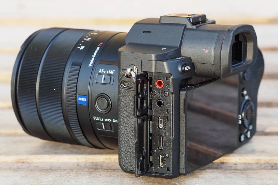 Sony RX10 V İncelemesi – Köprü Fotoğraf Makinelerinin Kralı Geri Döndü 24 Sony RX10 V connector ports.