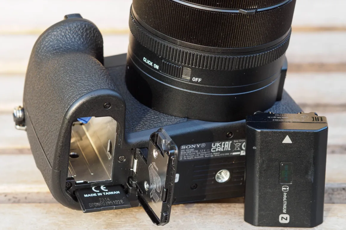 Sony RX10 V İncelemesi – Köprü Fotoğraf Makinelerinin Kralı Geri Döndü 23 Sony RX10 V battery and SD card.