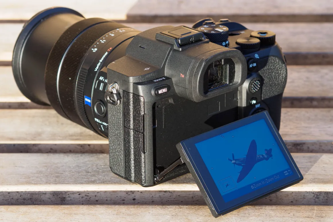 Sony RX10 V İncelemesi – Köprü Fotoğraf Makinelerinin Kralı Geri Döndü 33 Sony RX10 V tilting screen.