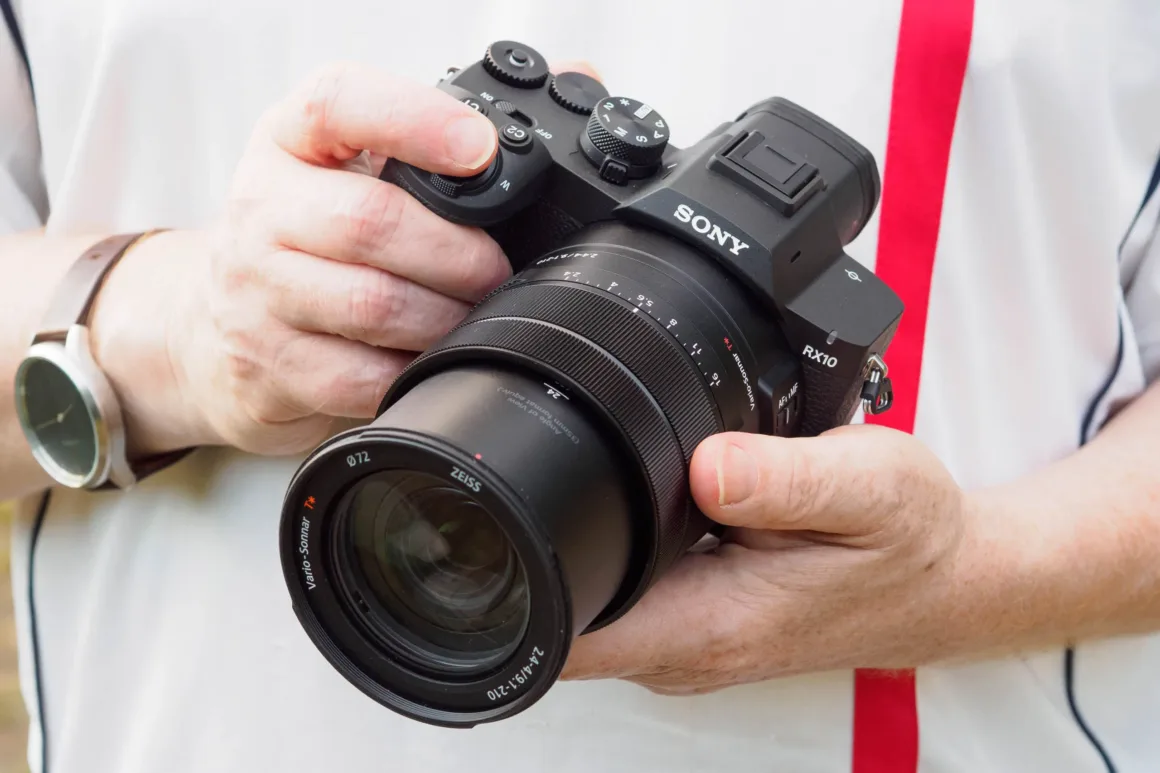 Sony RX10 V İncelemesi – Köprü Fotoğraf Makinelerinin Kralı Geri Döndü 26 Sony RX10 V in-hand.