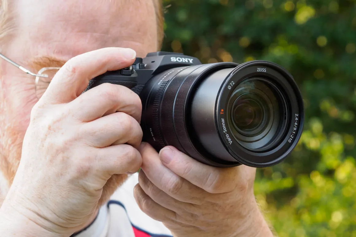 Sony RX10 V İncelemesi – Köprü Fotoğraf Makinelerinin Kralı Geri Döndü 32 Sony RX10 V in use.