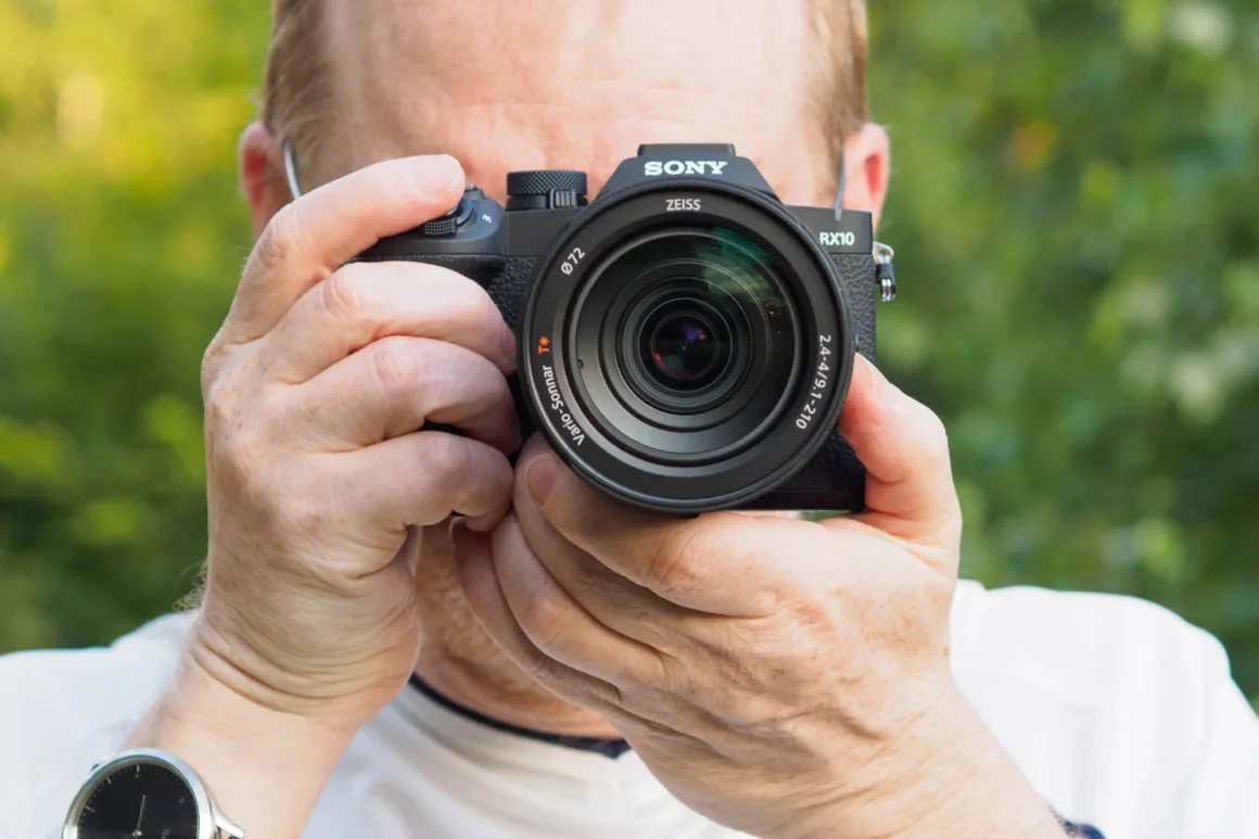 Sony RX10 V İncelemesi – Köprü Fotoğraf Makinelerinin Kralı Geri Döndü 54 Sony RX10 V in use.