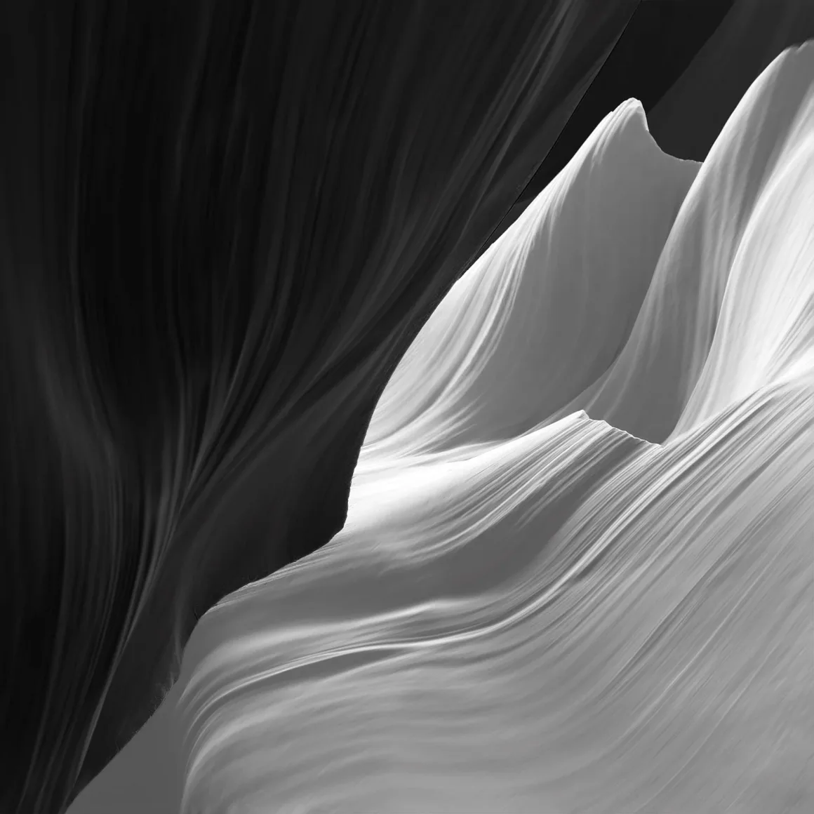 Minimalist Fotoğraf Ödülleri 2026: Kazananlar Sadeliğin Gücünü Gösteriyor 23 Abstract black and white view of smooth, flowing rock formations with deep shadows and bright highlights.