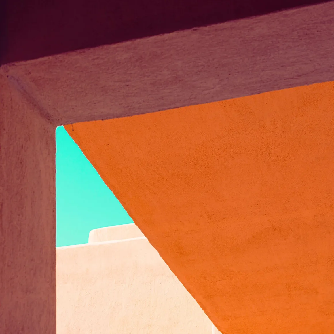 Minimalist Fotoğraf Ödülleri 2026: Kazananlar Sadeliğin Gücünü Gösteriyor 24 A geometric composition shows a bright orange overhang framing a triangular patch of turquoise sky above a pale, textured wall.