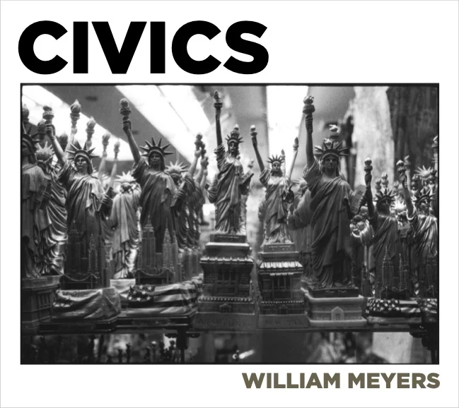 William Meyers'in 'Civics' Kitabı New York'un Yurttaşlık Hikâyelerini Anlatıyor
Siyah beyaz kapakta, çok sayıda minyatür Özgürlük Heykeli biblosunun bulunduğu bir raf görülüyor. Üstte 'CIVICS', altta 'WILLIAM MEYERS' yazıyor.