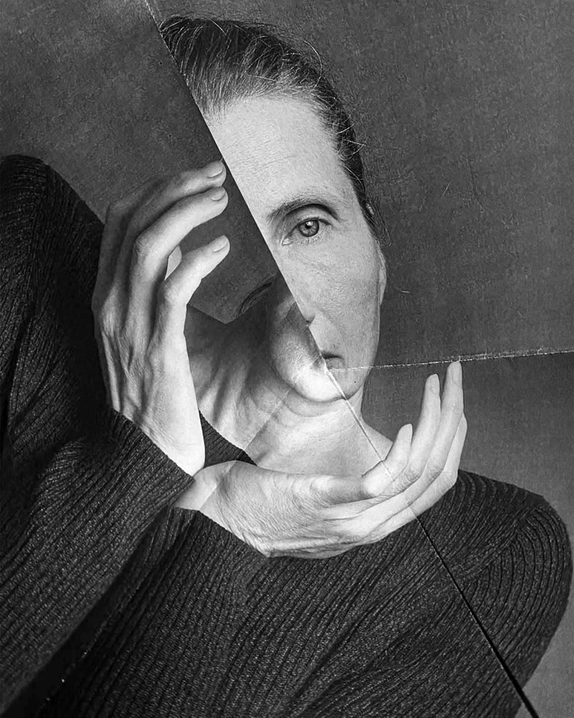 Minimalist Fotoğraf Ödülleri 2026: Kazananlar Sadeliğin Gücünü Gösteriyor 31 A black-and-white portrait of a woman holding a mirror fragment that reflects a partial view of her face and hands.