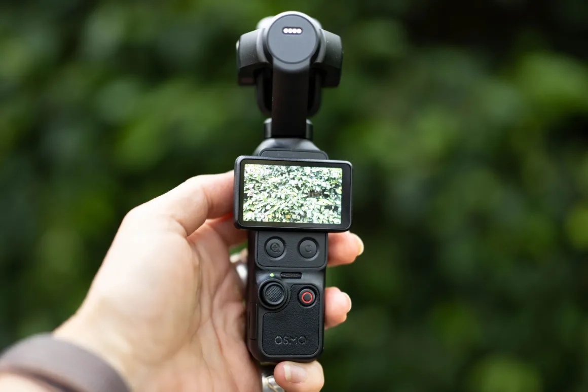 DJI Osmo Pocket 4P İncelemesi: En İyi Vlog Kamerası Artık Çok Daha Güçlü 8 DJI Osmo Pocket 4P elde tutulurken ekranı açık ve yatay konumda