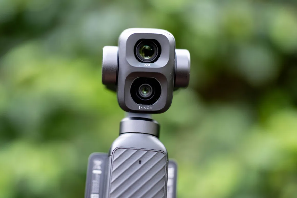 DJI Osmo Pocket 4P İncelemesi: En İyi Vlog Kamerası Artık Çok Daha Güçlü 1 DJI Osmo Pocket 4P gimbal kameranın çift lensli yapısına yakın plan görünüm