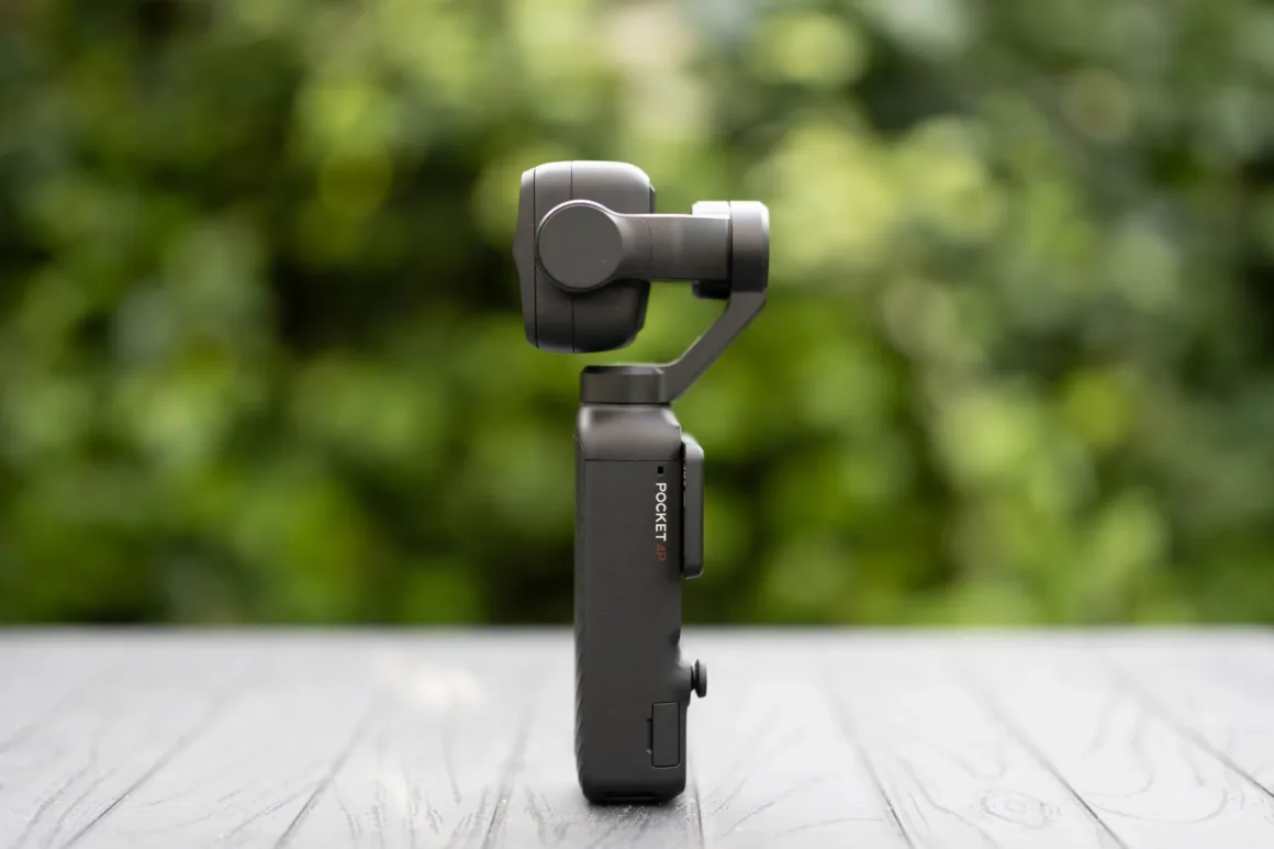 DJI Osmo Pocket 4P İncelemesi: En İyi Vlog Kamerası Artık Çok Daha Güçlü 6 DJI Osmo Pocket 4P'nin gimbal başlığını yandan gösteren görünüm