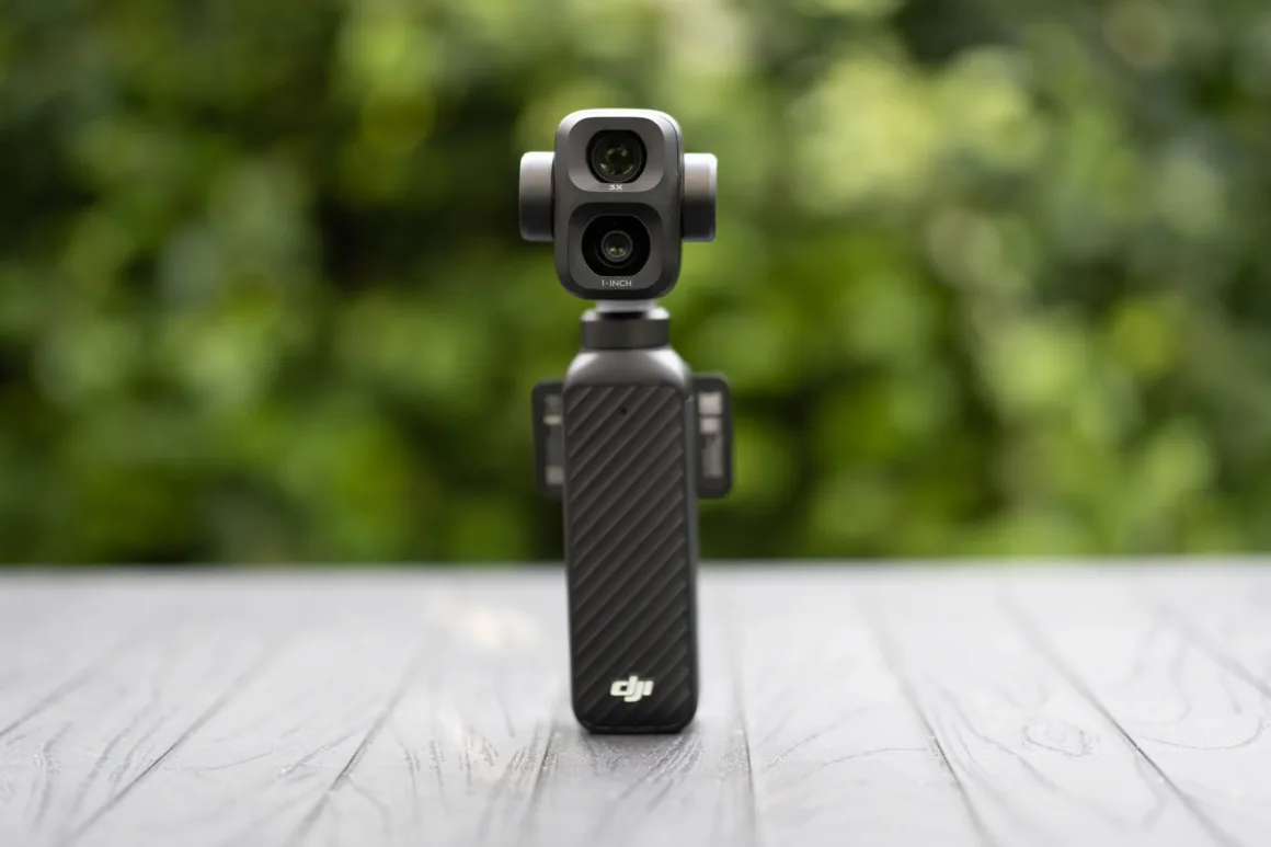 DJI Osmo Pocket 4P İncelemesi: En İyi Vlog Kamerası Artık Çok Daha Güçlü 2 DJI Osmo Pocket 4P'nin dik konumda görülen çift kameralı gimbal tasarımı
