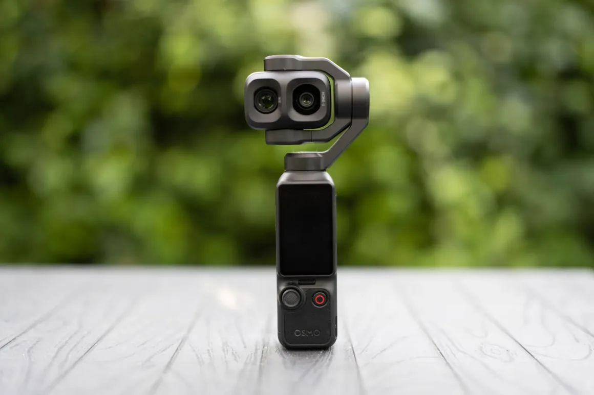 DJI Osmo Pocket 4P İncelemesi: En İyi Vlog Kamerası Artık Çok Daha Güçlü 7 DJI Osmo Pocket 4P yatay konuma çevrilmiş halde