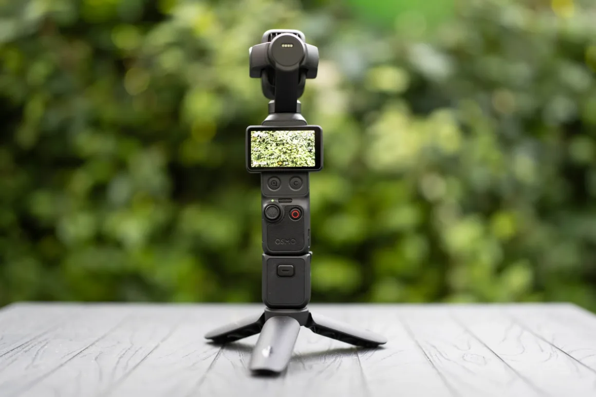 DJI Osmo Pocket 4P İncelemesi: En İyi Vlog Kamerası Artık Çok Daha Güçlü 3 Tripod ayağı açık ve ekranı yatay konumda olan DJI Osmo Pocket 4P