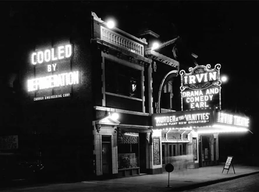 Klimalı Sinemalar Yaz Gişe Filmlerini Nasıl Doğurdu? 17 Irvin Theatre’ın gece görünümünde Murder at the Vanities filminin afişi ve “Soğutma Sistemiyle Serinletilir” yazılı bir neon tabela görülüyor.