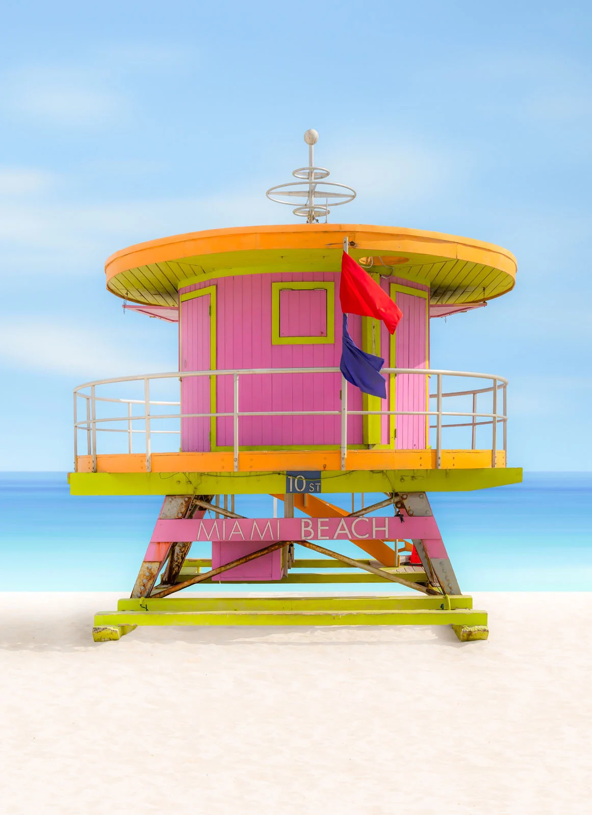 Minimalist Fotoğraf Ödülleri 2026: Kazananlar Sadeliğin Gücünü Gösteriyor 36 A colorful, elevated Miami Beach lifeguard tower stands on white sand against a blue sky and ocean horizon.