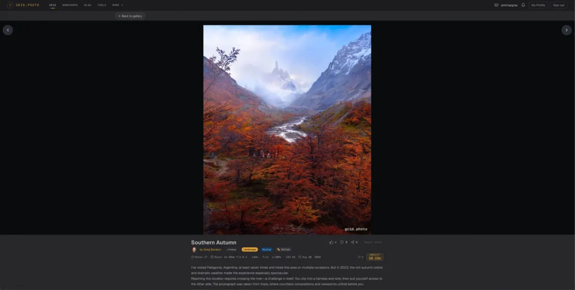 Fotoğrafçılar İçin Yeni Bir Instagram Alternatifi: grid.photo 21 Bulutlu ve etkileyici bir gökyüzünün altında, canlı turuncu ve kırmızı sonbahar ağaçlarıyla çevrili, içinden kıvrılarak bir akarsuyun geçtiği dağ vadisi.