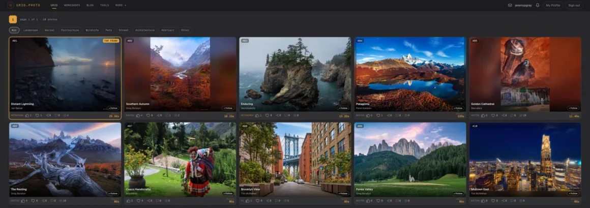 Fotoğrafçılar İçin Yeni Bir Instagram Alternatifi: grid.photo 16 Bir internet sitesi arayüzünde ızgara düzeninde sergilenen on manzara ve seyahat fotoğrafı; her birinin üzerinde sıra numarası, başlık, fotoğrafçı adı ve etkileşim bilgileri yer alıyor.