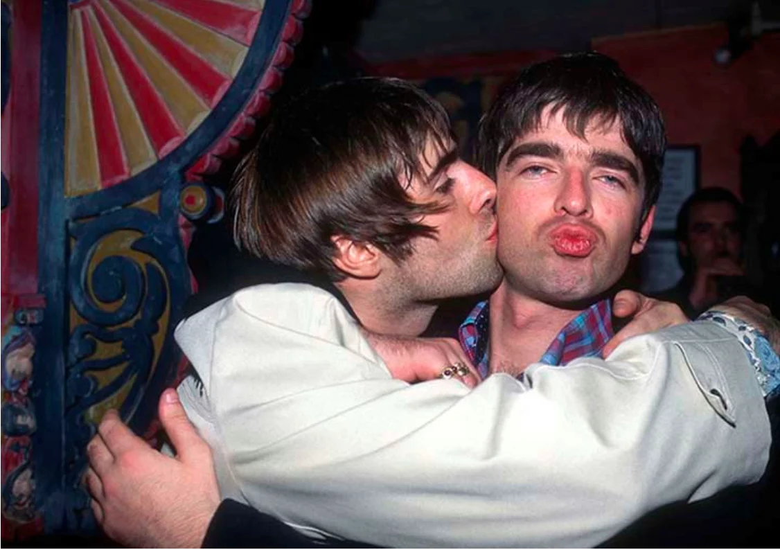Fotoğrafçı, Oasis Fotoğrafını 2 Milyon Dolarlık Tabloya Dönüştüren Sanatçıya Dava Açtı 19 Liam Gallagher, loş bir odada sarıldığı kardeşi Noel Gallagher’ı yanağından öpüyor.