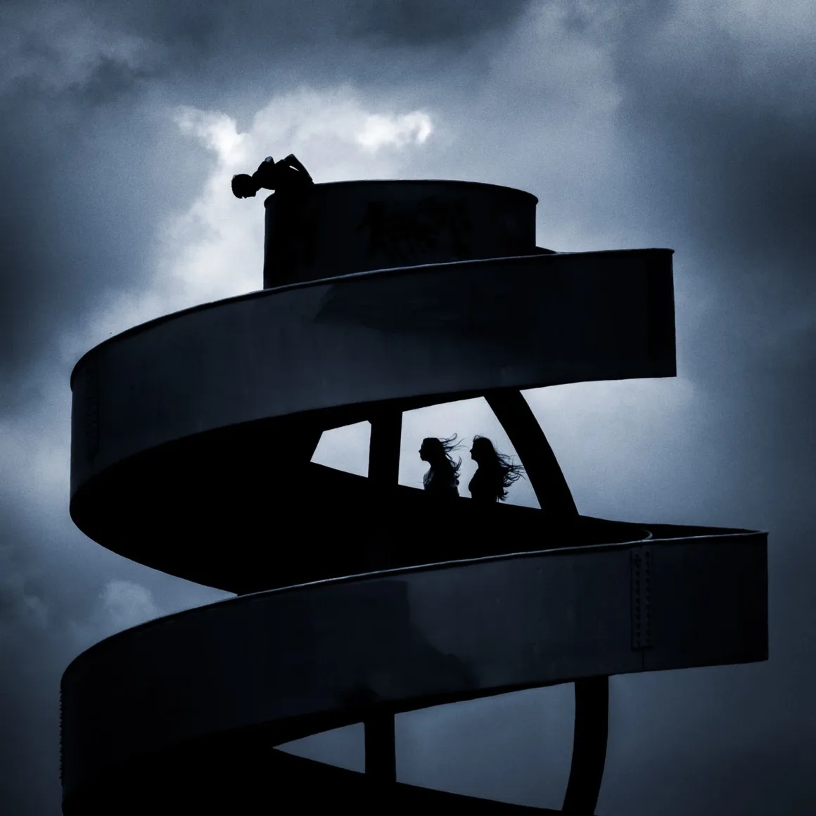 Minimalist Fotoğraf Ödülleri 2026: Kazananlar Sadeliğin Gücünü Gösteriyor 55 A silhouette of a spiral structure against a dark, cloudy sky, with two people standing on a middle level and one person at the top.