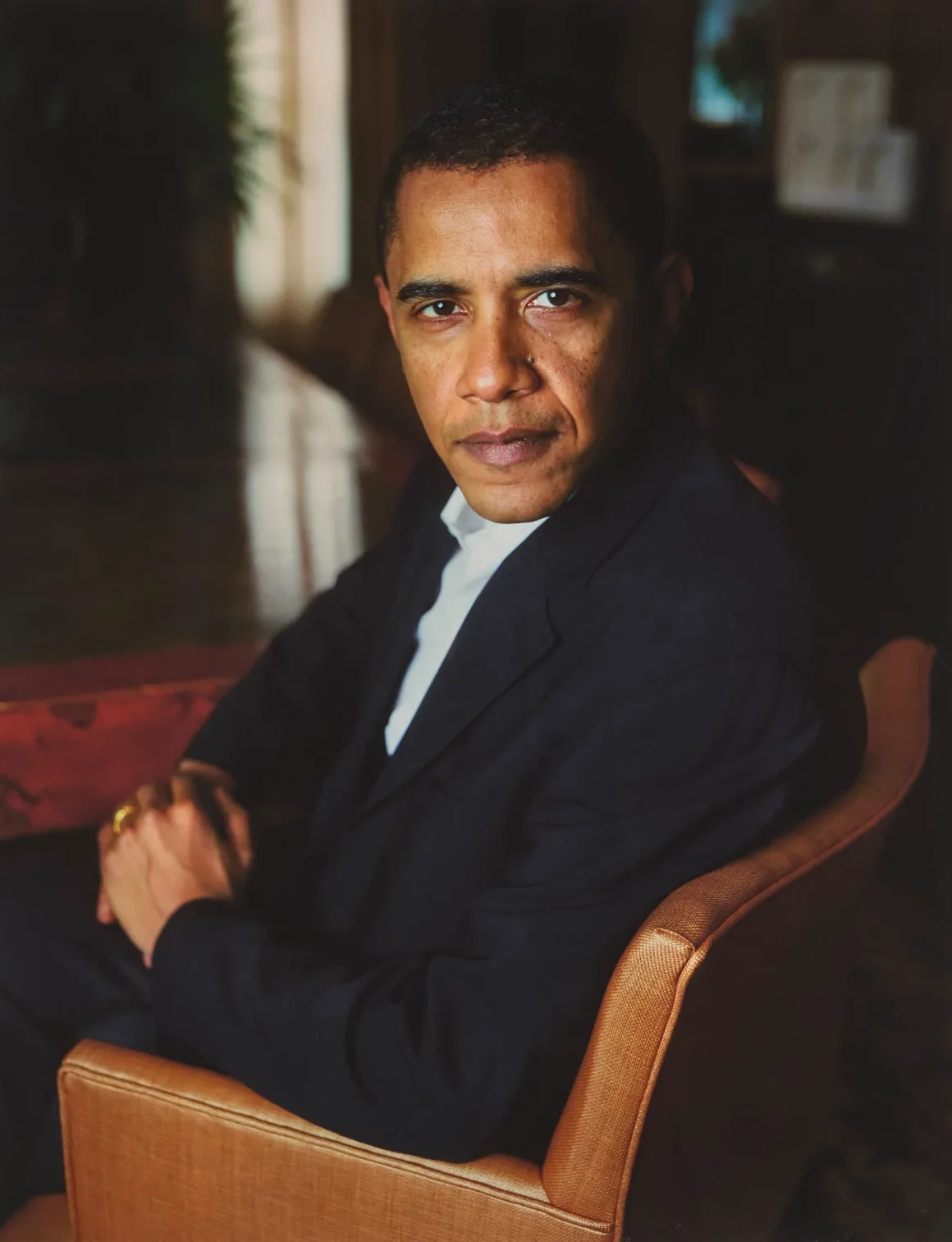 Fotoğraf Sergisi Emmett Till’in Yaşayabileceği Hayatı Düşlüyor 29 Barack Obama, koyu renk ceketi ve beyaz gömleğiyle taba renkli deri koltukta oturup doğrudan kameraya bakıyor.