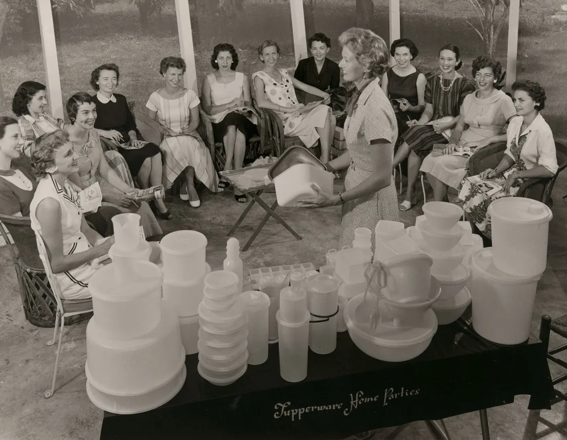 The Way We Never Were: Savaş Sonrası Amerika Miti 19 Bir kadın ev partisinde yarım daire biçiminde oturan kadınlara Tupperware ürünlerini tanıtıyor.