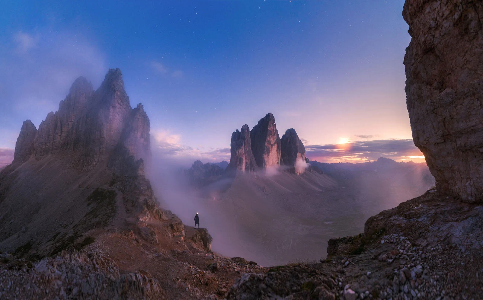 Sony World Photography Awards 2027’ye Katılmanız İçin 15 İlham Verici Fotoğraf 20 A lone hiker with a headlamp stands on a rocky ridge overlooking a misty mountain valley at twilight.