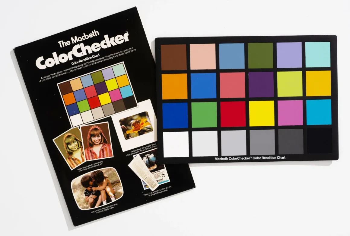 Fotoğrafçıların Renkli Dostu ColorChecker 50 Yaşında 19 Macbeth ColorChecker kartı, örnek fotoğraflar ve açıklamalar bulunan özgün siyah ambalajının üzerinde duruyor.