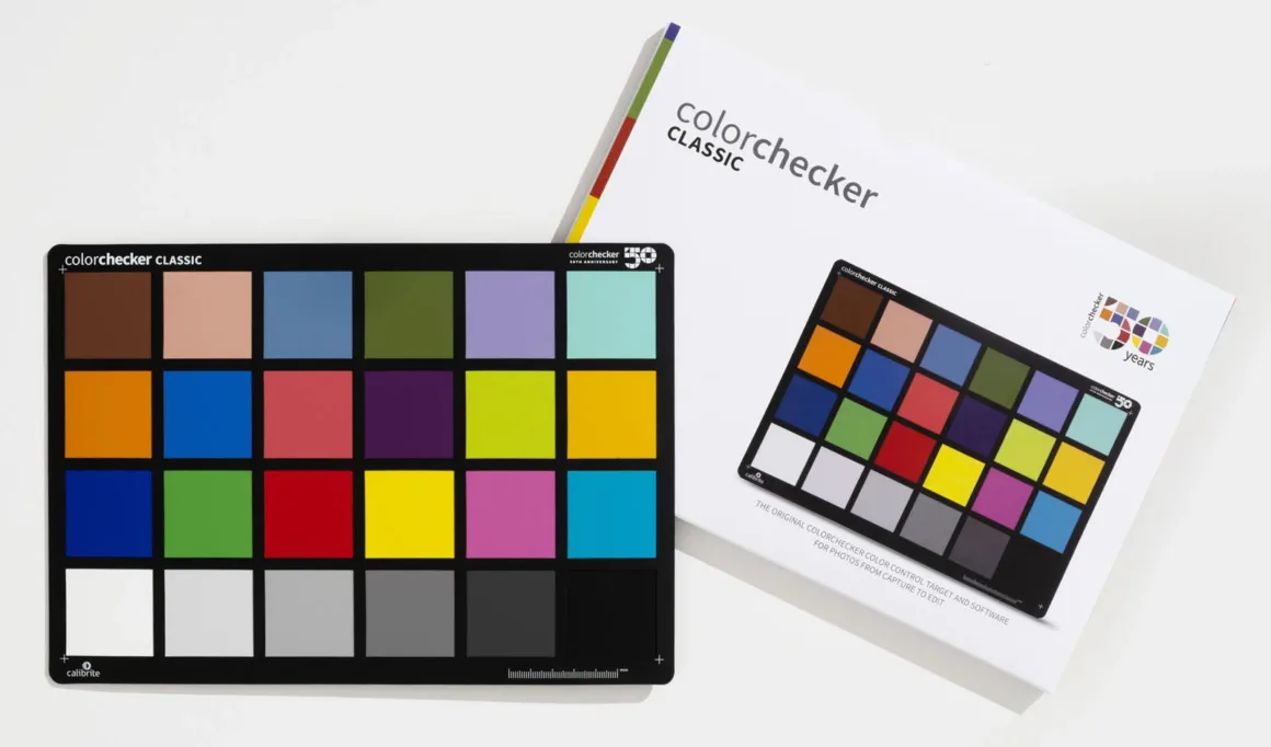 Fotoğrafçıların Renkli Dostu ColorChecker 50 Yaşında 16 Calibrite ColorChecker Classic renk kartı, beyaz ürün ambalajının yanında görülüyor.