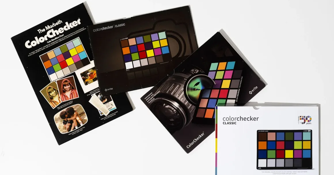 Fotoğrafçıların Renkli Dostu ColorChecker 50 Yaşında 1 ColorChecker 50 yaşında: Dört X-Rite ColorChecker Classic kutusu beyaz bir yüzey üzerinde yan yana duruyor.