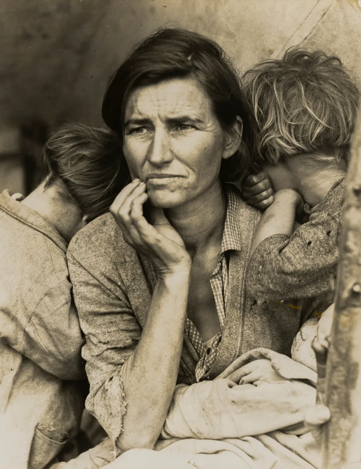Vicente Wolf’un Nadir Fotoğraf Koleksiyonu Açık Artırmaya Çıkıyor 21 Yorgun ifadeli bir kadın çenesini eline dayarken, iki çocuk yüzlerini kameradan çevirerek iki yanında duruyor.