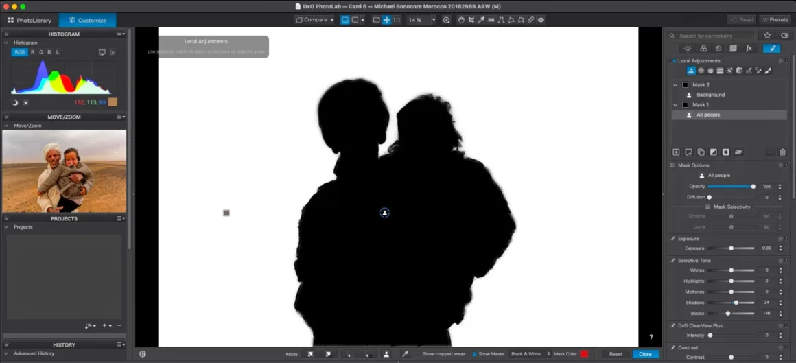 DxO PhotoLab 10: Yaratıcı Kontrolden Vazgeçmeden Daha Hızlı RAW Düzenleme 21 DxO PhotoLab yazılım arayüzünün ekran görüntüsünde iki kişiye silüet maskesi uygulanırken, özgün görüntü Move/Zoom panelinde görülüyor.