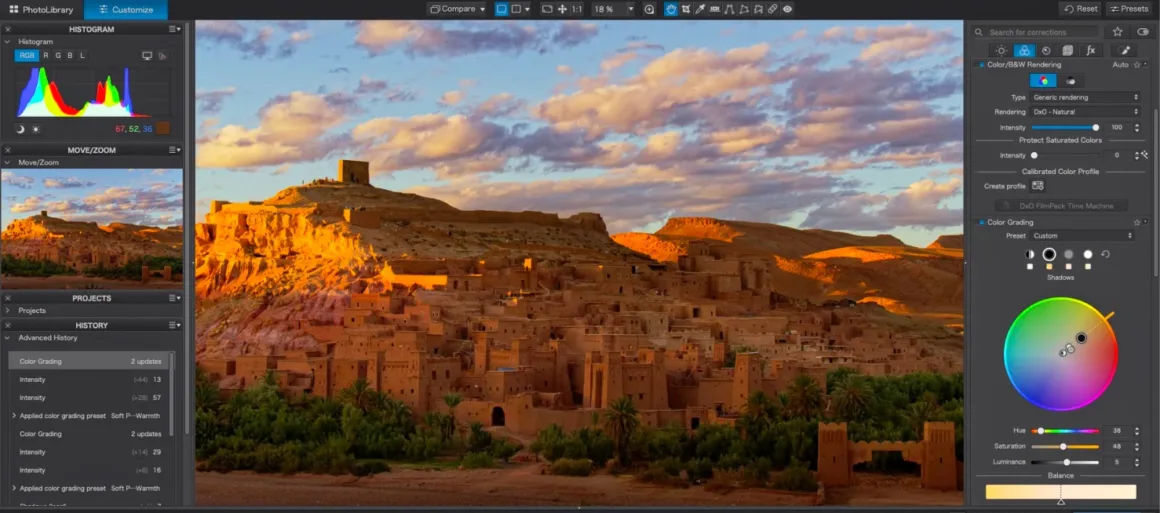 DxO PhotoLab 10: Yaratıcı Kontrolden Vazgeçmeden Daha Hızlı RAW Düzenleme 30 Bilgisayar ekranındaki fotoğraf düzenleme arayüzünde, gün batımında bir çöl köyü manzarasının yanı sıra renk derecelendirme tekerleği ve histogram panelleri görülüyor.