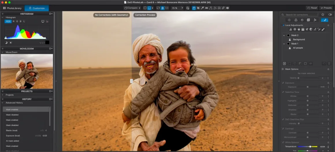 DxO PhotoLab 10: Yaratıcı Kontrolden Vazgeçmeden Daha Hızlı RAW Düzenleme 22 Fotoğraf düzenleme yazılımındaki bölünmüş ekran görünümünde, çöl manzarasında küçük bir çocuğu tutan yaşlı bir adam görülürken sağ tarafta geliştirilmiş renkler ve kontrast gösteriliyor.