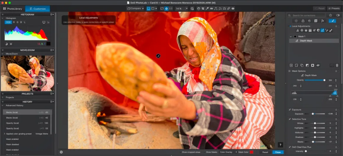 DxO PhotoLab 10: Yaratıcı Kontrolden Vazgeçmeden Daha Hızlı RAW Düzenleme 25 Bilgisayar ekranındaki DxO PhotoLab yazılım arayüzünde, ateşin önünde bazlama tutan bir kadının fotoğrafı ve etkin durumdaki kırmızı derinlik maskesi katmanı görülüyor.