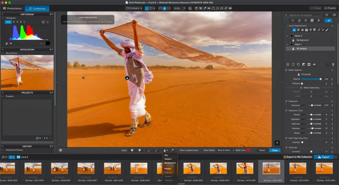 DxO PhotoLab 10: Yaratıcı Kontrolden Vazgeçmeden Daha Hızlı RAW Düzenleme 20 DxO PhotoLab yazılım arayüzünde, geleneksel kıyafetli bir adam başının üzerinde dalgalanan büyük bir kumaş tutarak çöl manzarasında yürüyor.