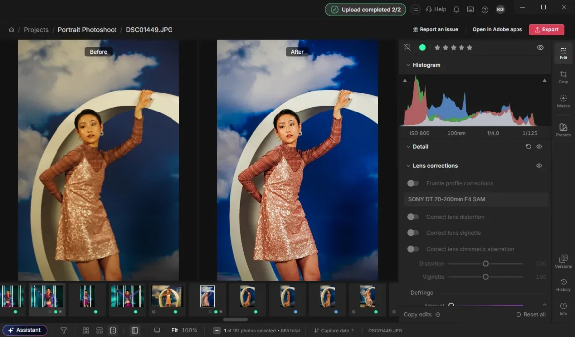 Adobe Lightroom’da mavi gökyüzü önünde büyük beyaz dairesel dekorun yanında poz veren bir kadının düzenleme öncesi ve sonrası karşılaştırması görülüyor.