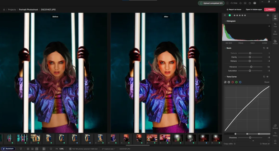 Adobe Lightroom’da mor metalik ceket giyen, pembe uçlu saçlara sahip bir kadının iki dikey ışık tüpü arasındaki portresinin öncesi ve sonrası karşılaştırması görülüyor.