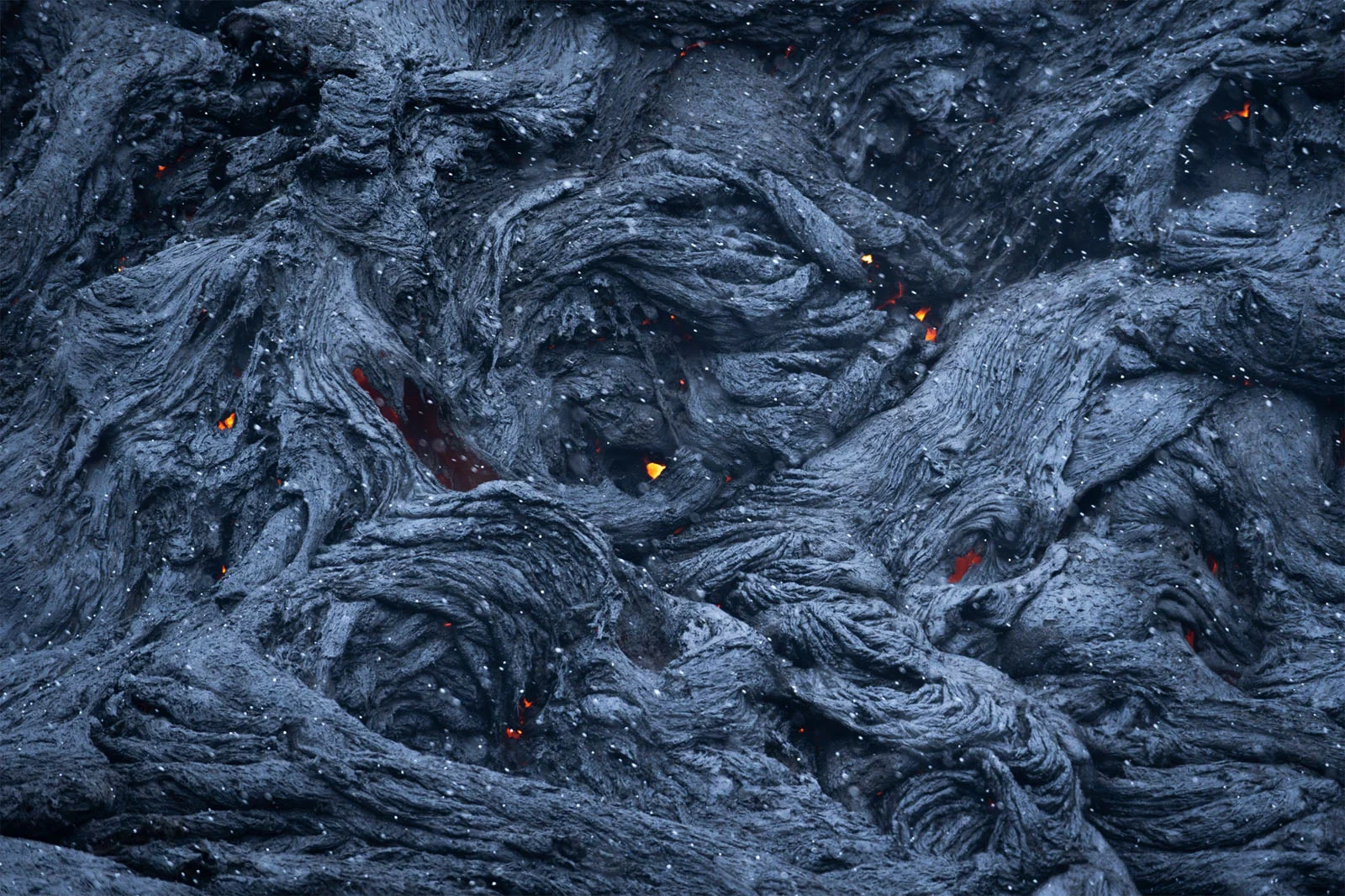 Natural Landscape Photography Awards 2026’nın Kazananları Açıklandı 28 A close-up view of cooling, dark, ropy lava flows with small, glowing orange embers visible in the crevices.