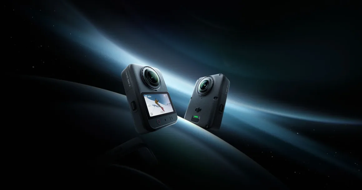 DJI Osmo 360 II: Kare Sensör ve Değiştirilebilir Lensler 1 Küresel lensli iki siyah DJI Osmo 360 II aksiyon kamerası, mavi ışık çizgileri bulunan koyu soyut bir arka plan önünde gösteriliyor.