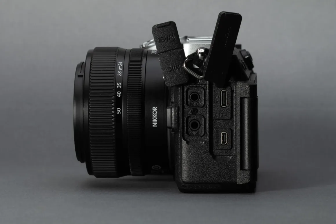 Nikon Z5IIC İncelemesi: Küçük Gövdeden Çok Daha Fazlası 44 Nikon Z5IIC'nin bağlantı noktaları: mikrofon ve kulaklık girişi, USB-C ve micro-HDMI bağlantısı.