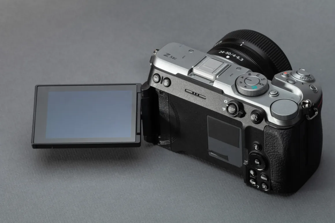 Nikon Z5IIC İncelemesi: Küçük Gövdeden Çok Daha Fazlası 43 Gri arka plan üzerinde, tam hareketli ekranı yana açılmış gümüş Nikon Z5IIC.
