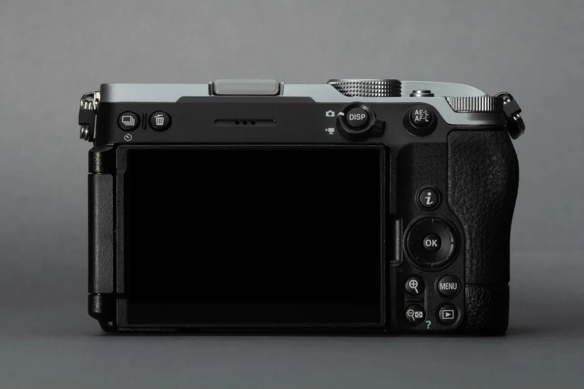 Nikon Z5IIC İncelemesi: Küçük Gövdeden Çok Daha Fazlası 42 Nikon Z5IIC'nin arka görünümü.