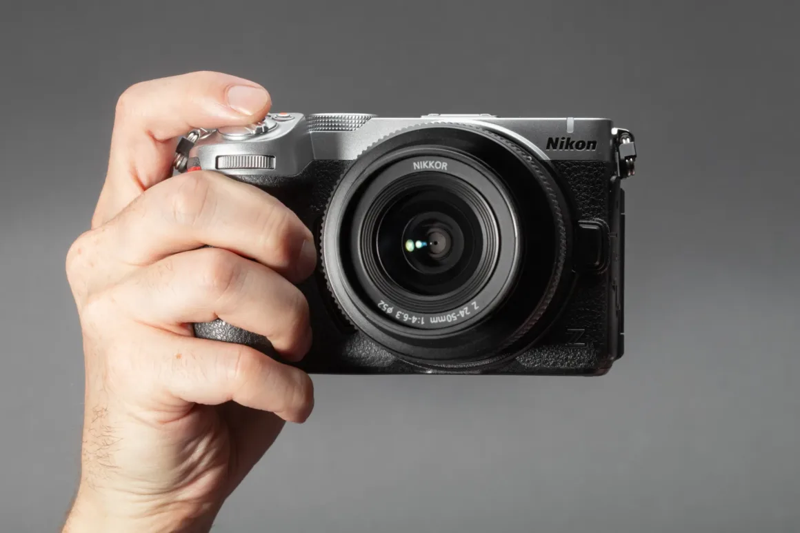 Nikon Z5IIC İncelemesi: Küçük Gövdeden Çok Daha Fazlası 47 Elde tutulan Nikon Z5IIC'nin önden görünümü.