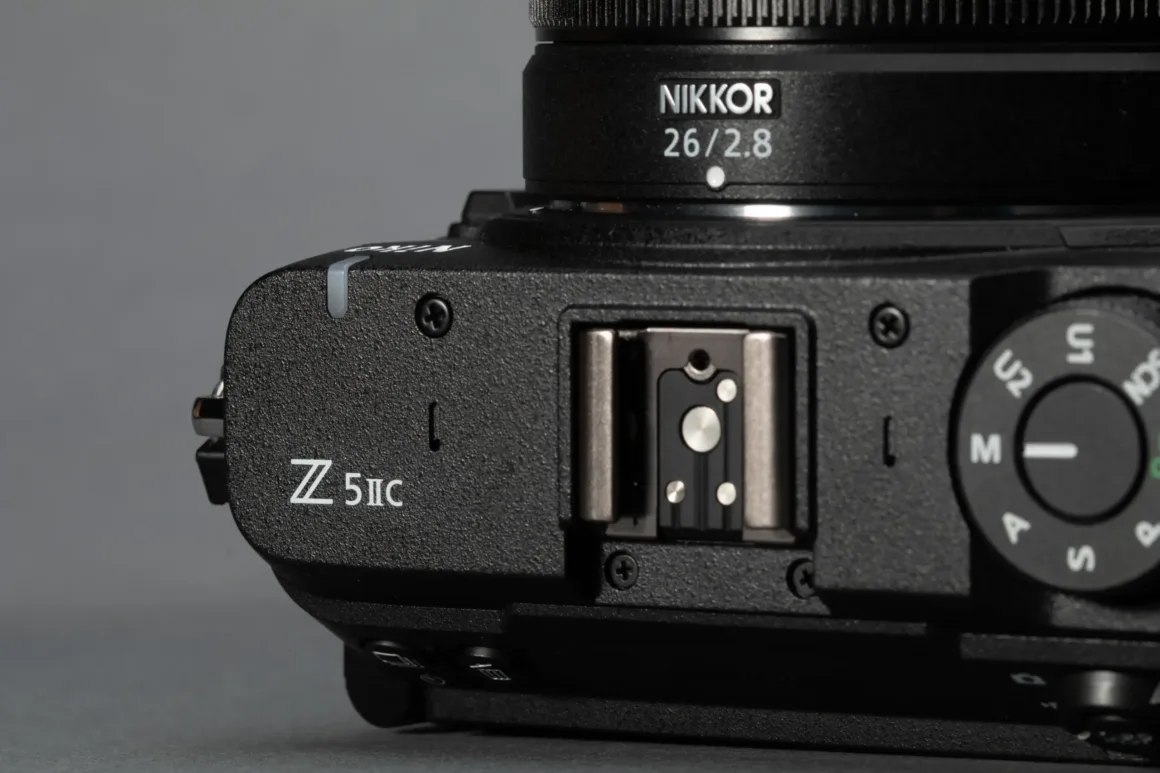 Nikon Z5IIC İncelemesi: Küçük Gövdeden Çok Daha Fazlası 50 Siyah Nikon Z5IIC'nin üst bölümünde mod kadranı, flaş kızağı ve model adı görülüyor.
