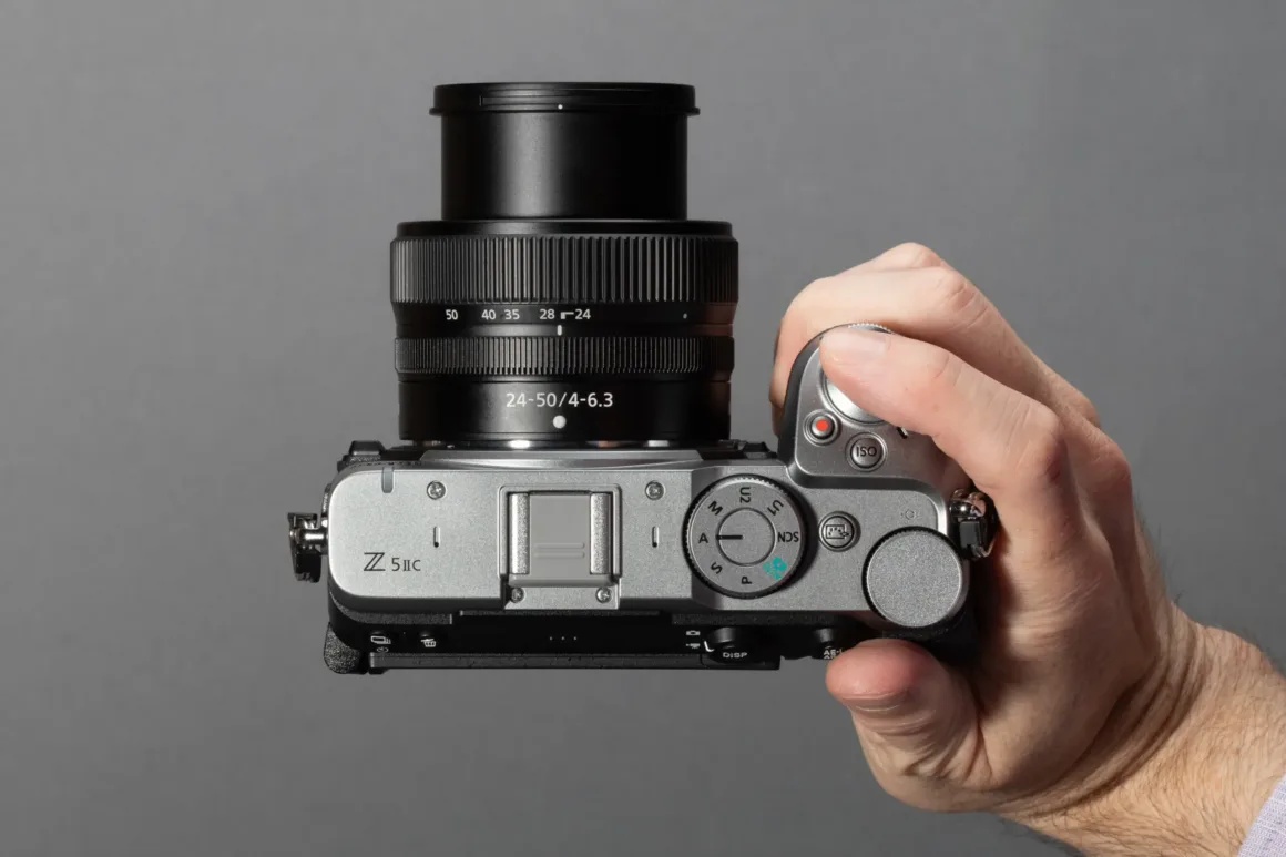 Nikon Z5IIC İncelemesi: Küçük Gövdeden Çok Daha Fazlası 41 Gümüş renkli Nikon Z5IIC'yi tutan bir elin üstten görünümü.