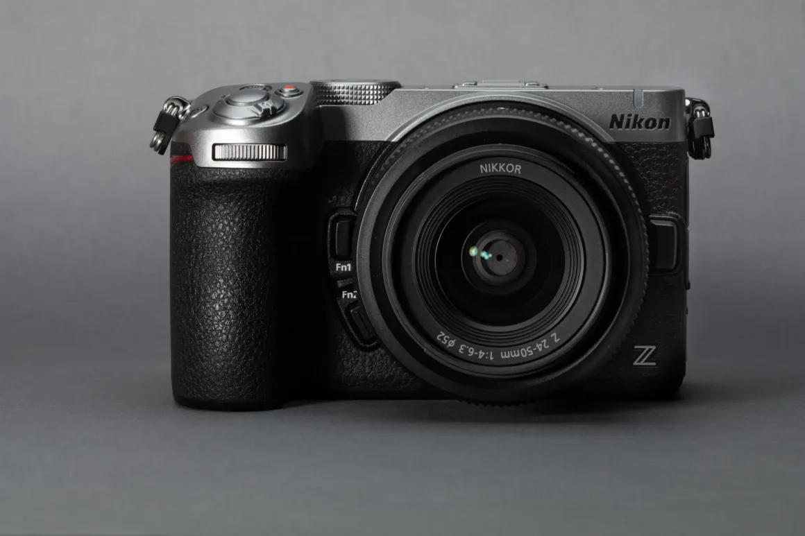Nikon Z5IIC İncelemesi: Küçük Gövdeden Çok Daha Fazlası 39 24-50mm F4-6.3 objektif takılı gümüş renkli Nikon Z5IIC'nin önden görünümü.
