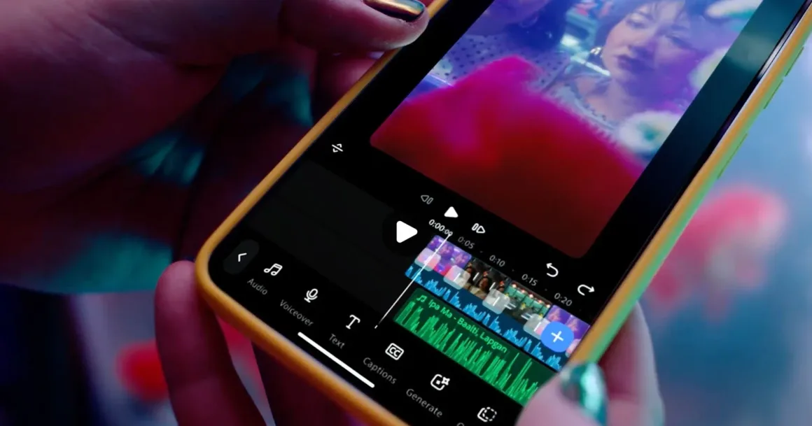 Adobe Premiere’in Ücretsiz Video Düzenleme Uygulaması Android’e Geldi 18 Bir kişinin elinde tuttuğu akıllı telefonda zaman çizelgesi, ses parçası ve düzenleme araçlarının bulunduğu bir video düzenleme arayüzünün yakın plan görünümü.