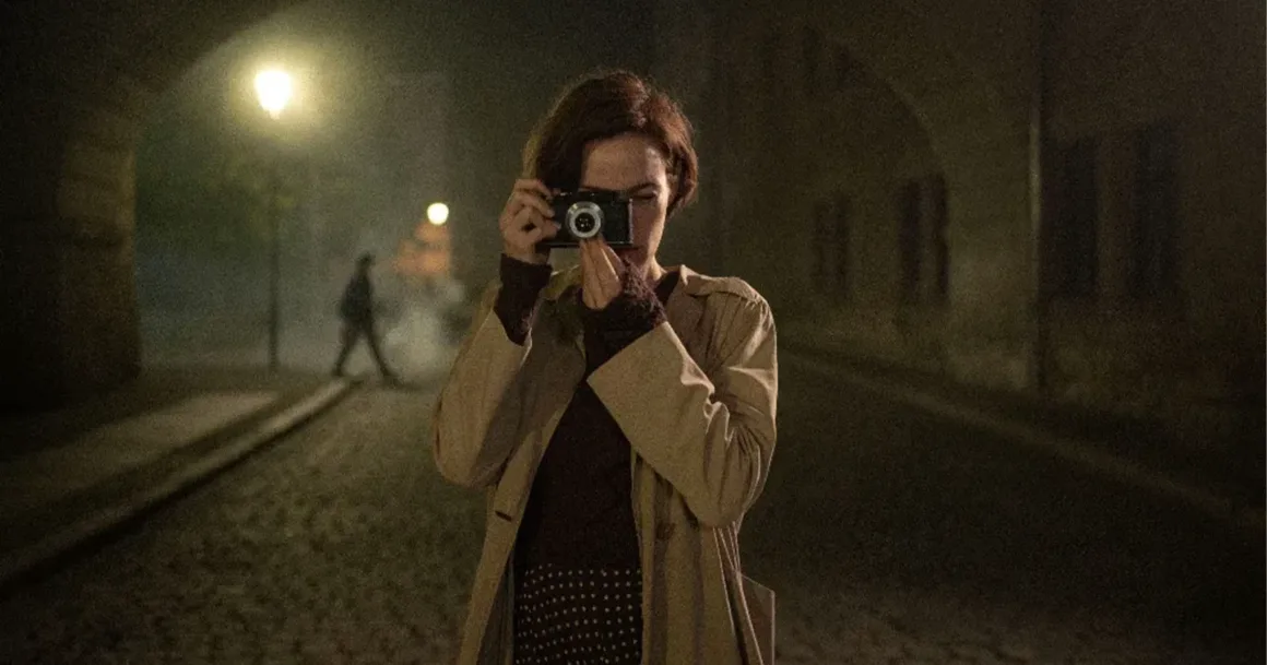 Gerda Taro Filmi Venedik’te Dünya Prömiyerini Yaptı 1 Gerda Taro Filmi Venedik’te Dünya Prömiyerini Yaptı
Bej trençkotlu bir kadın, gece arnavut kaldırımlı sokakta fotoğraf çekmek için fotoğraf makinesini yüzüne kaldırıyor.