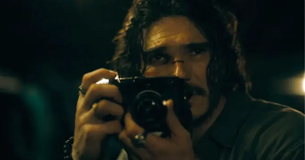 Zack Snyder’ın ‘The Last Photograph’ Filmi İlk Kez Gösterilecek: İşte Fragman 1 Zack Snyder’ın ‘The Last Photograph’ Filmi İlk Kez Gösterilecek: İşte Fragman
Uzun, koyu renk dalgalı saçlı ve bıyıklı savaş fotoğrafçısı, siyah fotoğraf makinesini yüzüne kaldırarak fotoğraf çekiyor.